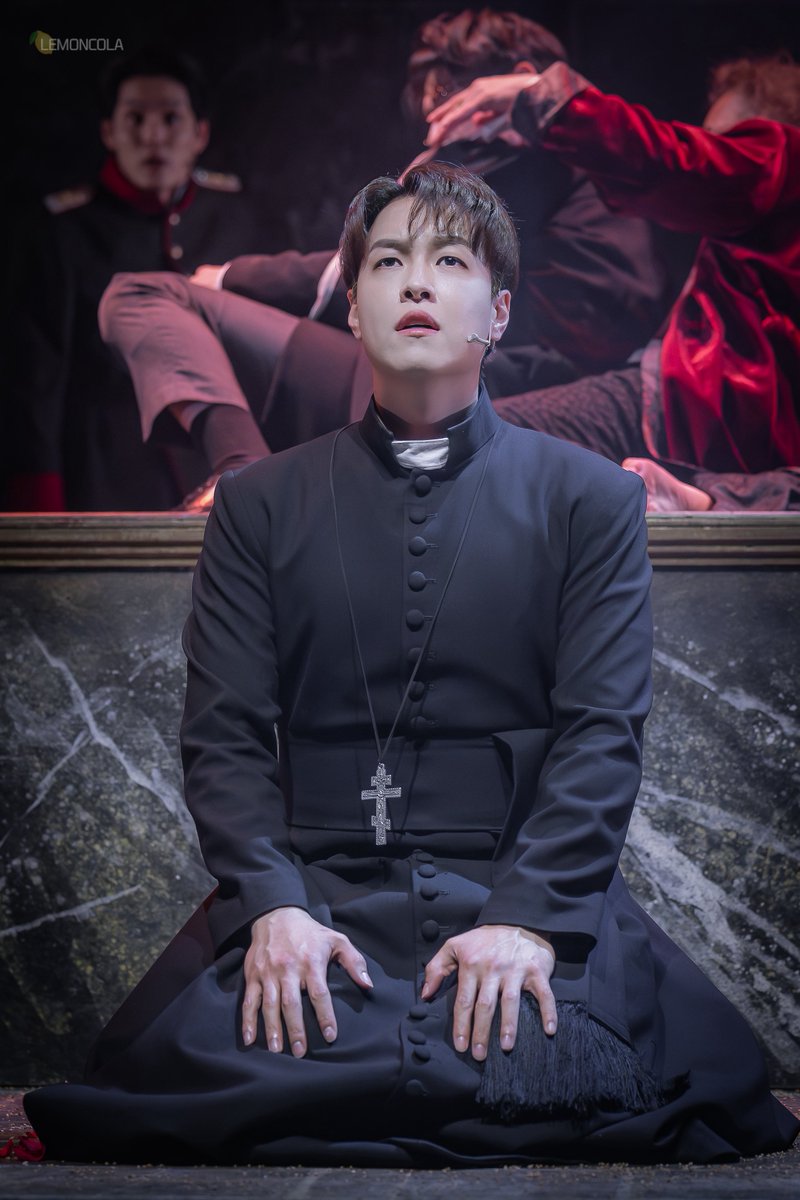 __LEMONCOLA's tweet photo. 260602 브라더스 까라마조프
스페셜 커튼콜 <아버지와 아들>
#황민수 알료샤
#브라더스까라마조프 #대학로최고의가족뮤지컬 https://t.co/c6pYy2Brdz