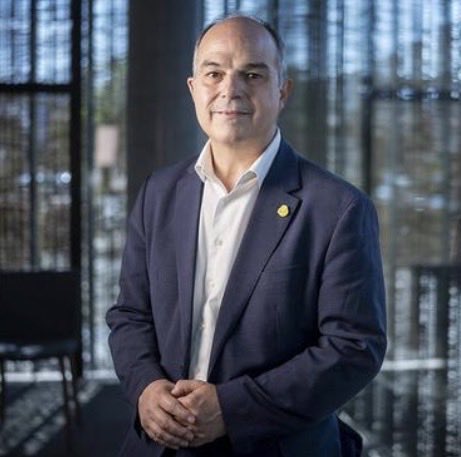 joanegeama's tweet photo. El Rector de la Sagrada Família, J.M. Turull el que no vol senyeres al temple, es cosí germà de @jorditurull.
Per increïble que sembli. https://t.co/DgzewLQYTG