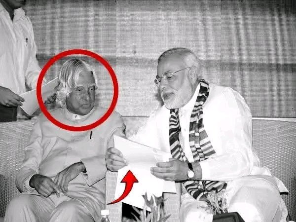 _vatsalasingh's tweet photo. वर्ष 2009 की बात है। डॉ. एपीजे अब्दुल कलाम के भतीजे और उनके सहयोगी, शेख सलीम के अनुसार, कलाम साहब ने उनसे कहा— "मेरा

एक बहुत अच्छा दोस्त गुजरात से आ रहा है।"
सलीम को लगा कि कोई साधारण परिचित मिलने आ रहा होगा। लेकिन बाहर का नज़ारा देख वे दंग रह गए। गुजरात के मुख्यमंत्री नरेंद्र मोदी का काफिला बाहर रुका, लेकिन उन्होंने अपने प्रोटोकॉल को पीछे छोड़ दिया। वे अपनी गाड़ियाँ घर के बाहर छोड़कर, सामान्य व्यक्ति की तरह पैदल चलकर डॉ. कलाम से मिलने आए।
शेख सलीम ने साझा किया कि उस दिन उन्होंने देखा कि कैसे देश के सबसे बड़े वैज्ञानिक और सबसे चर्चित मुख्यमंत्री के बीच एक 'गुरु-शिष्य' जैसा गहरा नाता था।
डॉ. कलाम का 'इंडिया विजन 2020' का सपना देश के युवाओं के लिए एक मशाल था। नरेंद्र मोदी, जो तब गुजरात के विकास पर काम कर रहे थे, अक्सर कलाम साहब के पास घंटों बैठकर देश के भविष्य पर चर्चा करते थे। कलाम साहब उन्हें देश को विकसित बनाने का रोडमैप बताते थे। जब मोदी जी प्रधानमंत्री बने, तो उन्होंने सार्वजनिक रूप से स्वीकार किया कि वे कलाम साहब के बताए उन्हीं रास्तों और विजन को हकीकत में बदलने की कोशिश कर रहे हैं।
जुलाई 2015 में जब डॉ. कलाम का निधन हुआ, तो प्रधानमंत्री कार्यालय से फोन आया। रामेश्वरम में उनके परिवार ने आग्रह किया कि उन्हें अपनी मिट्टी में ही दफनाया जाए। प्रधानमंत्री मोदी ने न केवल इसे तुरंत स्वीकार किया, बल्कि उन्होंने व्यक्तिगत रूप से रामेश्वरम जाकर उनके अंतिम संस्कार की व्यवस्थाओं को देखा।
इतना ही नहीं, प्रधानमंत्री ने एक लक्ष्य तय किया—रामेश्वरम में 'डॉ. एपीजे अब्दुल कलाम नेशनल मेमोरियल' का निर्माण। उन्होंने डीआरडीओ को निर्देश दिया कि यह काम रिकॉर्ड समय में पूरा होना चाहिए। प्रधानमंत्री हर महीने इसके निर्माण की प्रगति की रिपोर्ट खुद देखते थे। उन्होंने वादा किया था कि वे खुद इसका उद्घाटन करेंगे, और 27 जुलाई 2017 को उन्होंने अपना वादा पूरा किया।
कलाम साहब का मानना था कि मोदी जी में देश को बदलने की 'जगा हुआ दिमाग' (Ignited Mind) वाली शक्ति है, और मोदी जी ने उन्हें अपना 'गुरु' मानकर उनके सपनों को राष्ट्र का लक्ष्य बना दिया।
हमें गर्व है ऐसे महान व्यक्तित्वों पर जो देश को एक नई दिशा दे गए। इतिहास के पन्नों में ऐसे बहुत से अनसुने किस्से दबे हैं, जो हमें एक राष्ट्र के रूप में प्रेरणा देते हैं। ऐसे ही महान व्यक्तित्वों और हमारे देश के गौरवशाली इतिहास से जुड़ी कहानियों को जानने से एक सामान्य व्यक्ति भी असाधारण बन सकता है।🙏🚩