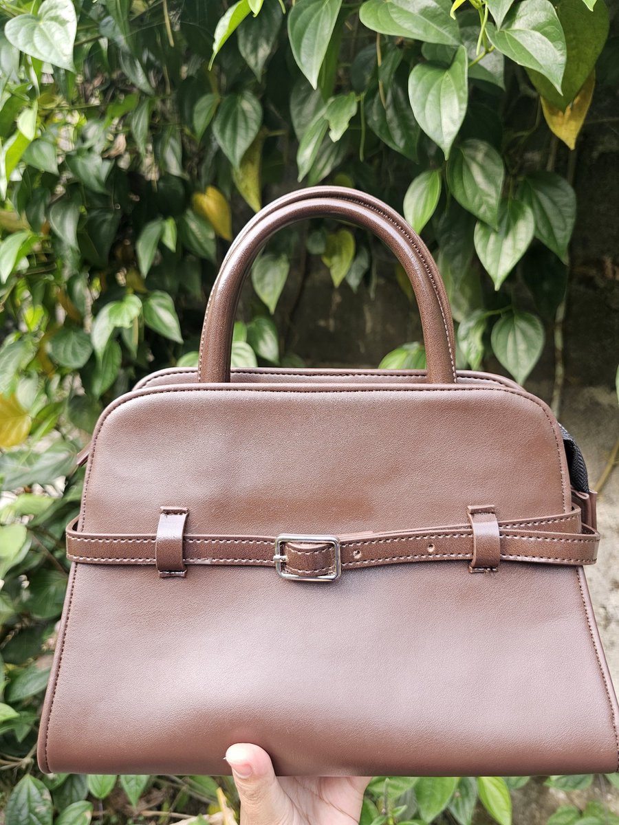 NeissyAnna_'s tweet photo. Haii aku mau preloved tasku yang lumayan on good condition ❤️ Ada holdrey, beliya and dowa. Pengiriman dari Sleman, Yogyakarta ya 
Kalo kalian tertarik langsung DM aja for more details 👌 Thankyouu #prelovedtas #preloved #tas #yogyakarta #holdrey #beliya https://t.co/GCESOReAgz