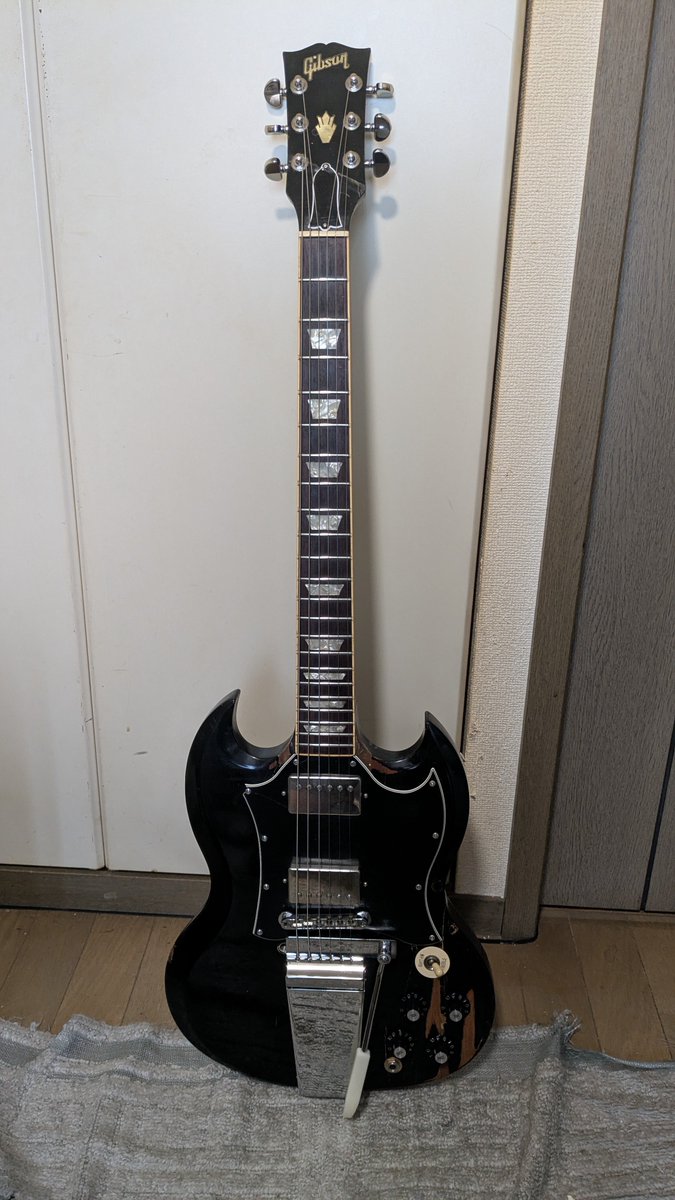 ken3000wolf's tweet photo. ネックが頭と根元で折れてボディも割れてたSGをくっつけてみた。キャビティもシールドしてポットも調子悪そうだったので全替え配線引きなおし。ゴキゲンな音出すので気に入った。 https://t.co/DeLQtpzR2M