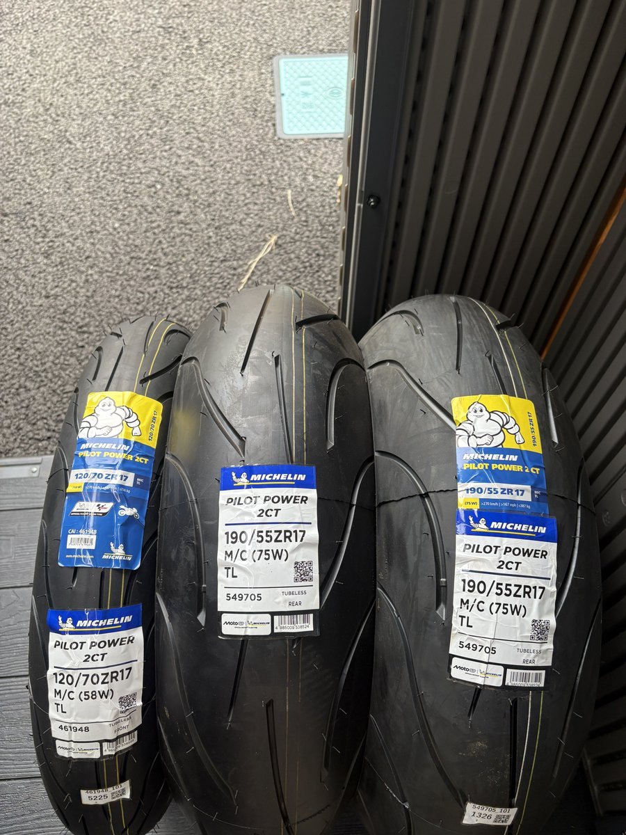 perry_0619's tweet photo. リアタイヤ2000キロくらいしか持たないから2個買っておいた。乗る時だと3ヶ月持つかなくらい。常にぶっ飛ばして峠走ってたらそりゃ溝無くなるわ。 https://t.co/Ao73y9QkLV