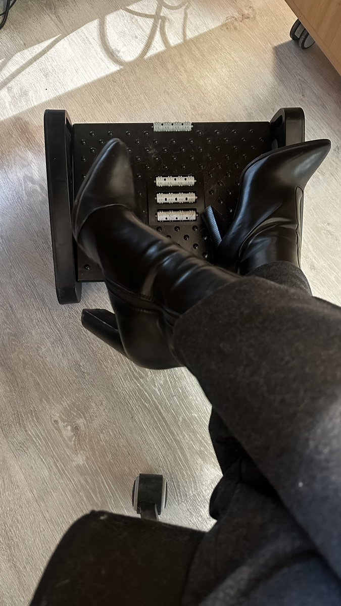 Feetzillaa's tweet photo. Qui pour faire mon repose pied aujourd’hui ? 

#findom #Femdom #moneyslaves #Soumis #feetworship #feetfetish
@brun0parent @rtslave000 @rt_feet_domina @RtSlavv @Rtslave_1997 https://t.co/cF5zA9ZER0