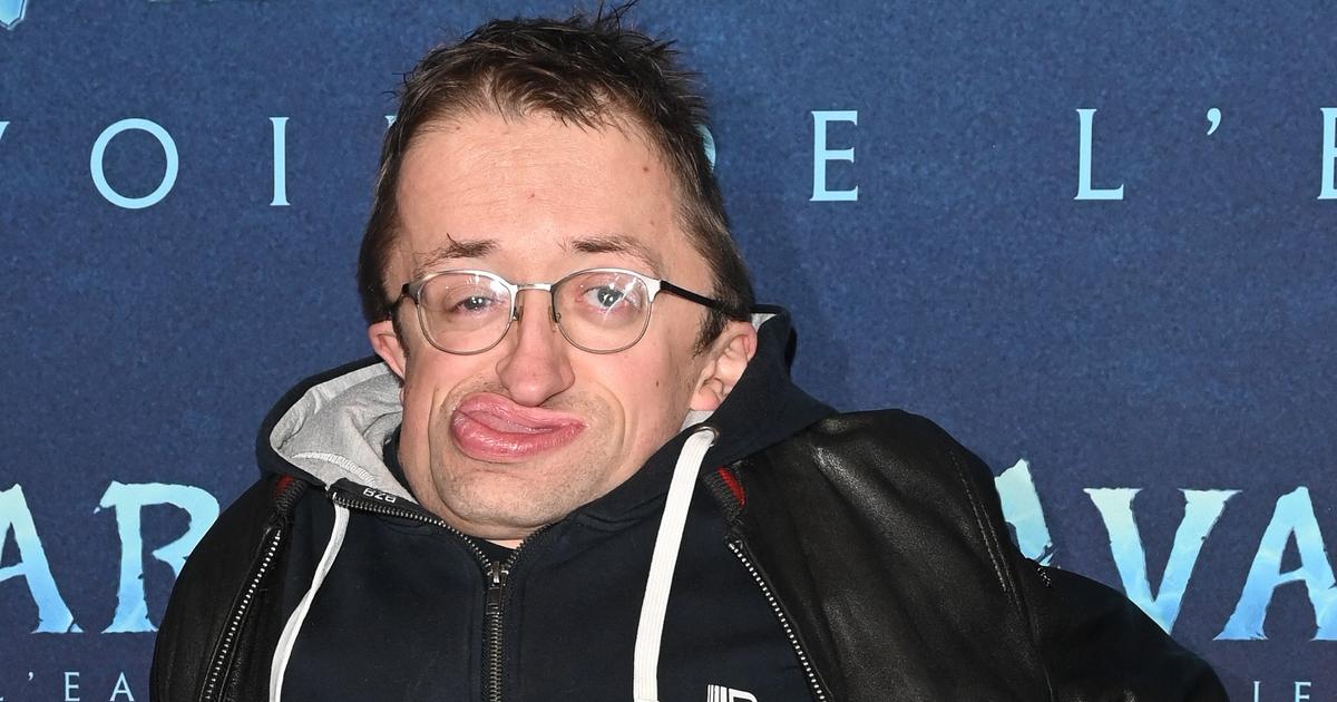 infosphfr's tweet photo. Guillaume Bats : une enfance brisée, un humour devenu arme 🎭💔 👉 Retour sur le parcours difficile de l’humoriste, mort le 1er juin 2023 à 36 ans. Atteint de la maladie des os de verre, Guillaume Bats a raconté avoir été abandonné par sa mère très tôt. Il a ensuite connu la pouponnière, les familles d’accueil, puis la maltraitance. Il a aussi subi le harcèlement scolaire pendant des années. Plus tard, il a expliqué avoir transformé ces moqueries en force. Le lycée marque un tournant. Il ne subit plus les rires. Il les maîtrise. Et l’humour devient son arme. Un retour sur une vie marquée par la douleur, mais aussi par la résilience. Pour lire l’article complet, rendez-vous ici : https://t.co/uApuucSl8a