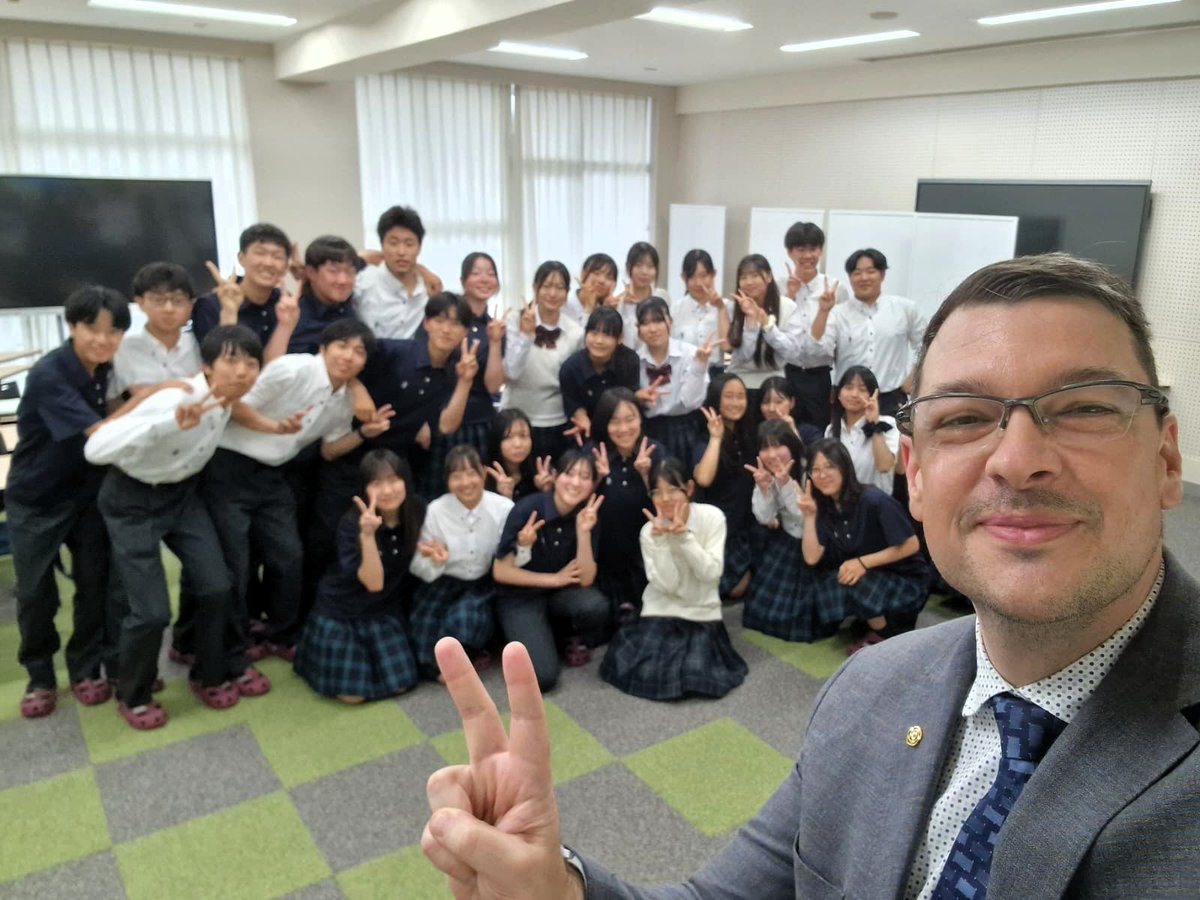RO_Emb_Japan's tweet photo. ラエツキ大使は浜松市を初訪問し、ヤシ市との連携強化を確認しました。静岡大のモラル教授、青木教授、川田教授、福田・近藤・原各学部長等に留学生支援等の謝意を伝達。また浜松聖星高校を訪れ、角研究員���キム氏が協力するルーマニア文化学院の紹介プログラムを視察しました。 https://t.co/ztkyashTwv