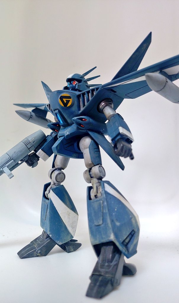 Katoo71749095's tweet photo. #旧キット初心者
#ダウツェン
完成ーー

高1の時にプラモ卒業した
最後に作ったキット

当時は成型色で合わせ目バッチリ
シルバーハゲチョロ仕上げでした

合わせ目も凄いし
関節を硬くしたり
塗装するのにマスキングしまくったり大変やったけど

旧キットって、不思議と
また作りたくなるんよね〜 https://t.co/6YhzjZqDgx