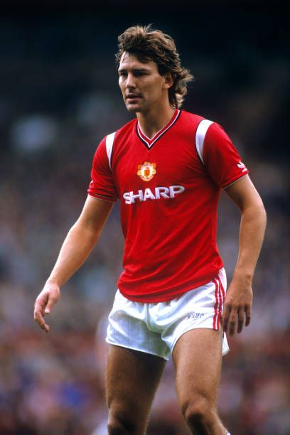 YesterdaysStars's tweet photo. 🇾🇪 For me my two favourite and best Captains of Manchester United 

Martin Buchan the Rolls Royce defender 

Bryan Robson the most complete footballer I have ever seen 🇾🇪 https://t.co/W16zf9Eqlh