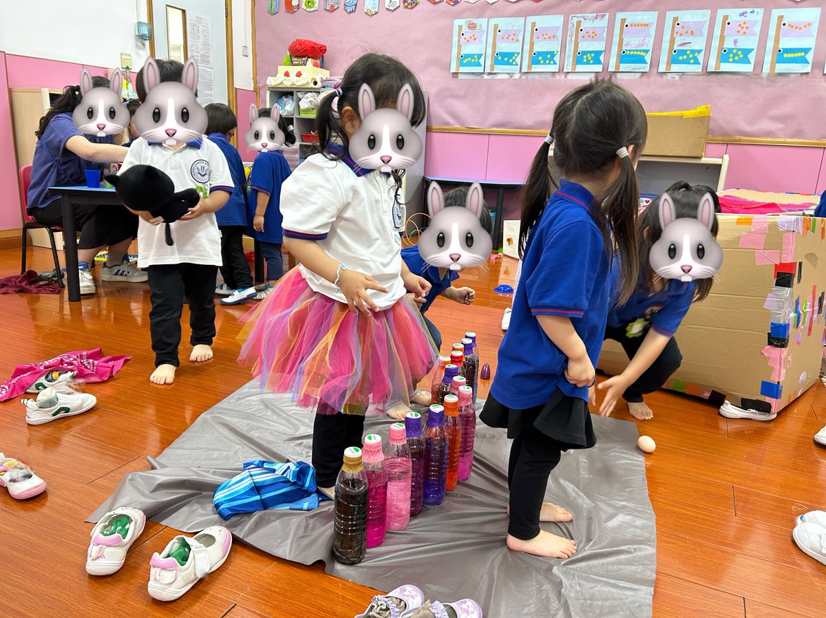 SLASJPNK's tweet photo. RA🐰ある子の「海に行きたい！」という呟きで生まれた即席海🌊色水のペットボトルが波で、海は裸足で入るから裸足とのこと🧦段々海が大きくなり、最後にはピクニックエリアができてしまうところがみんならしくて可愛いです🤭明日はもっと大きな布を準備します🤝❕　

#上海幼稚園  #上海子育て #SLAS https://t.co/W3qg6fX2pM