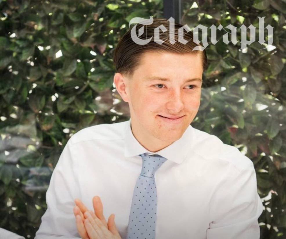 ZemmourEric's tweet photo. Henry Nowak avait 18 ans. Britannique, étudiant, il a été poignardé à cinq reprises dans les rues de Southampton par une lame de 21 centimètres alors qu’il rentrait d’une soirée.

Son bourreau a menti à la police en accusant Henry de racisme. La police l’a cru. Elle a menotté Henry alors qu’il agonisait dans son sang, répétant à neuf reprises qu’il ne pouvait pas respirer.

Ce meurtre atroce est une allégorie de ce que vit l’Occident : le natif devient suspect, le bourreau immigré protégé par la religion de l’antiracisme qui tétanise gouvernants et officiers de police.

Il n’y aura cette fois aucun genou à terre. Les Européens, chez eux, n’y ont pas droit.

Nos pensées et prières accompagnent sa famille et le peuple britannique.