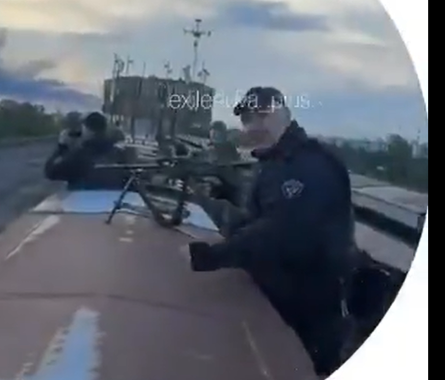 waffentraeger's tweet photo. An interesting detail. It seems like the Russian fire teams are equipped with machine guns and automatic shotguns for close range self defense. A shotgun won't help much to take down a long range OWA, but apparently there's also the fear of small FPVs. https://t.co/xsrC1gq6JD