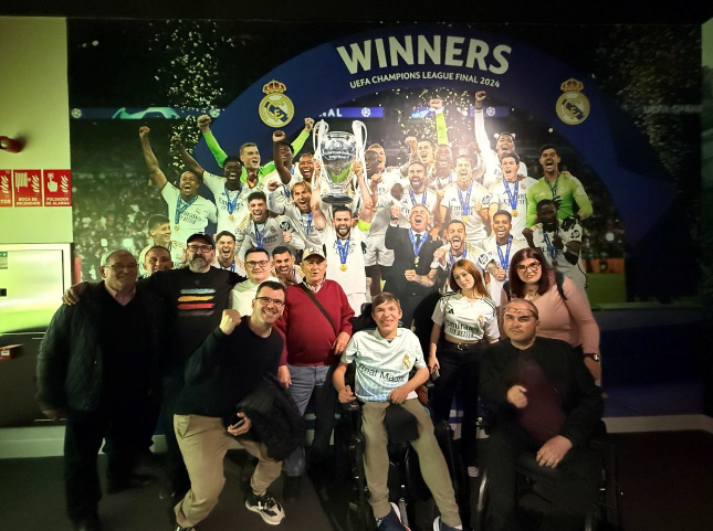 Aspaym_CyL's tweet photo. Un grupo de personas vinculadas a ASPAYM Castilla y León visitó el Santiago Bernabéu. Para Misha fue mucho más que una visita: cumplió uno de los sueños que tenía pendientes.

Gracias a @Fun_Realmadrid  y @realmadrid por hacerlo posible y por facilitar una experiencia accesible https://t.co/flospdRwer
