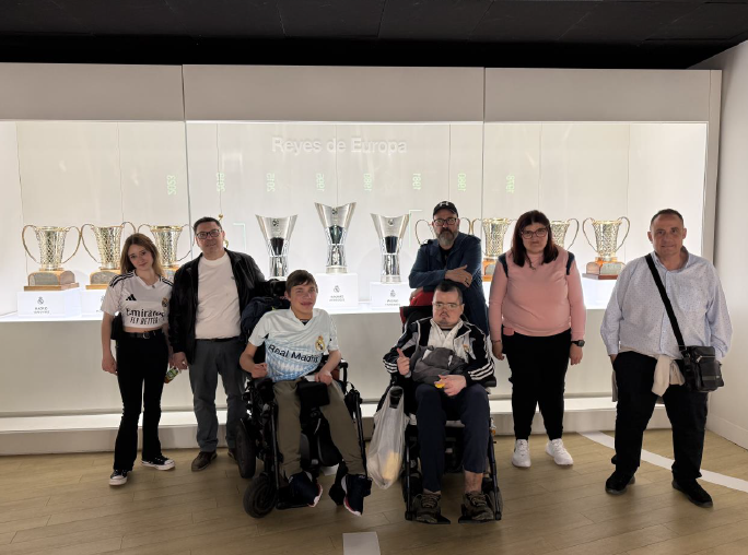 Aspaym_CyL's tweet photo. Un grupo de personas vinculadas a ASPAYM Castilla y León visitó el Santiago Bernabéu. Para Misha fue mucho más que una visita: cumplió uno de los sueños que tenía pendientes.

Gracias a @Fun_Realmadrid  y @realmadrid por hacerlo posible y por facilitar una experiencia accesible https://t.co/flospdRwer