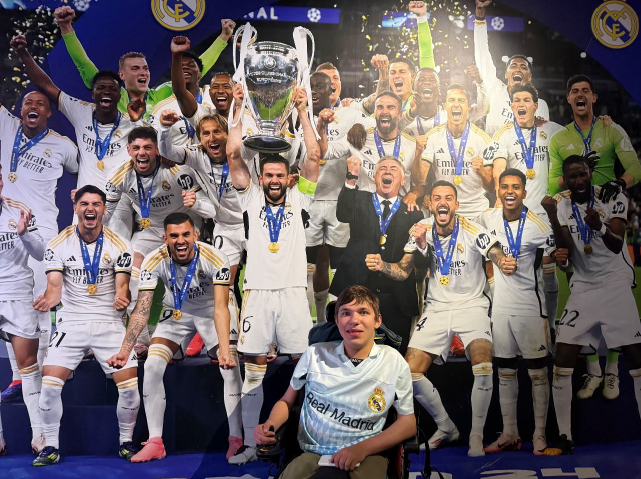 Aspaym_CyL's tweet photo. Un grupo de personas vinculadas a ASPAYM Castilla y León visitó el Santiago Bernabéu. Para Misha fue mucho más que una visita: cumplió uno de los sueños que tenía pendientes.

Gracias a @Fun_Realmadrid  y @realmadrid por hacerlo posible y por facilitar una experiencia accesible https://t.co/flospdRwer