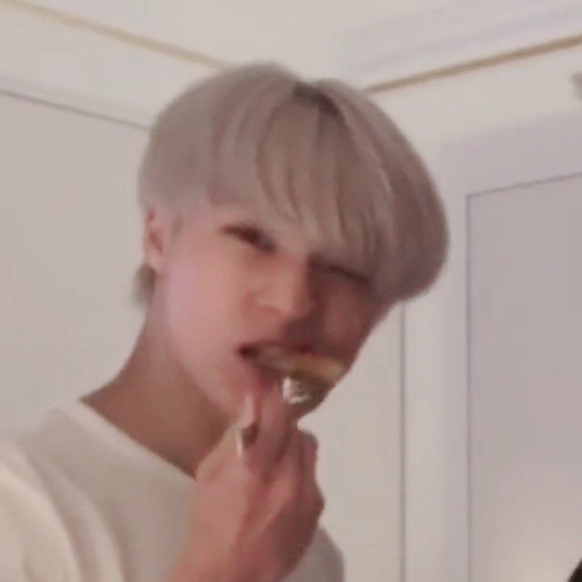 밴율리; tweet media