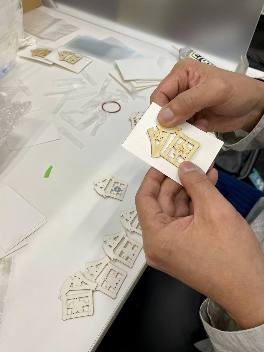moctokyo's tweet photo. 【数量限定・来場記念バッジのご案内】

切り絵アートの会期中、アーティスト・陳治旭さんが手作業で一枚ずつ丁寧に仕立てられた、「台日」の文字を融合させたデザインに、桜と梅の花、そして台湾のシルエットをあしらったオリジナルバッジを、数量限定で皆さまにお配りしております☆彡 https://t.co/FBjdAHSKoN