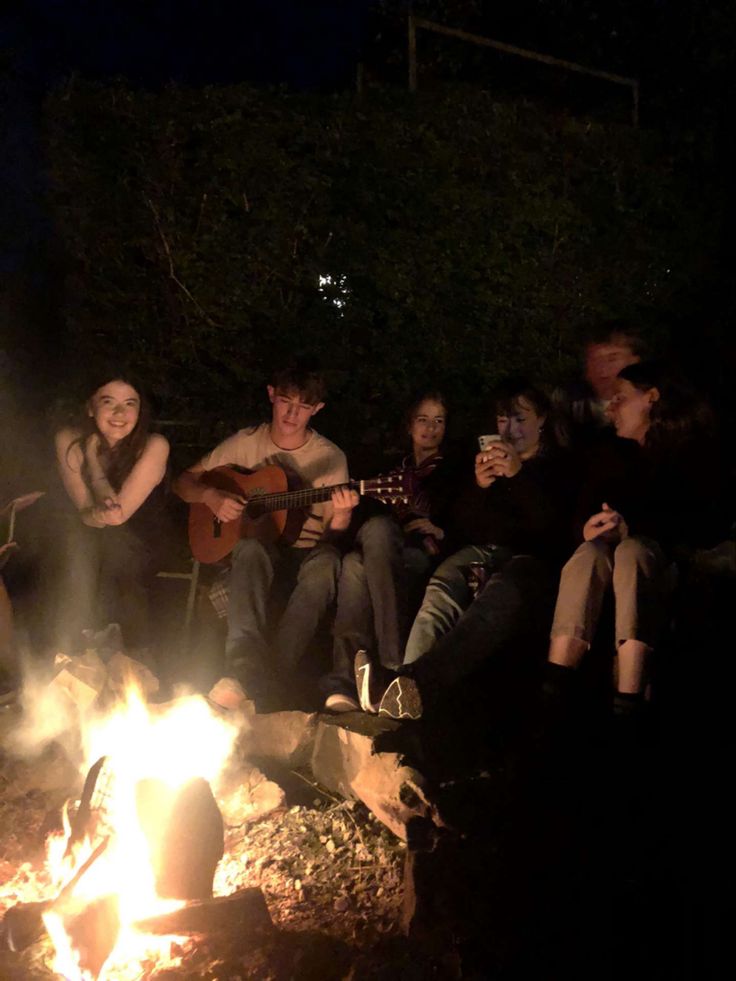AMiggyboy's tweet photo. @.yahboymiggy uploaded to Instagram  ✌️ a mood and a vibe.

They showed me a fire trick too 
#alaska https://t.co/tWKcdHX0z2