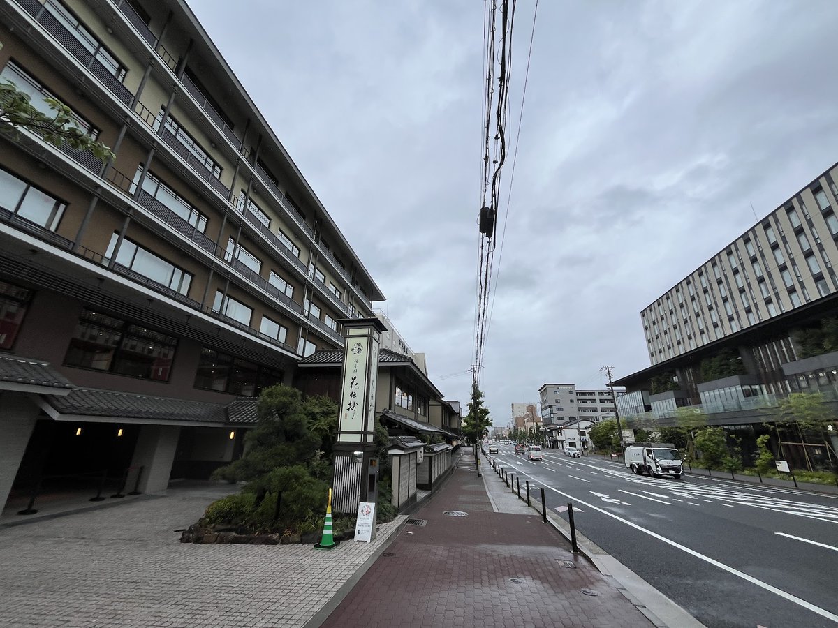 Kyoto_1192's tweet photo. 「梅小路京都西駅」開業とインバウンドで七条商店街が息を吹き返し、その変化が西大路通まで届くのではと夢想していた私。コロナ直撃で思った以上に変化は訪れなかった七条通ですが、ホテルが建ち並び風景は変わった。七条通沿いに新たな賑わい施設「COJICCO（コジッコ）」内に銘店「ますたに」が生まれているではないか!