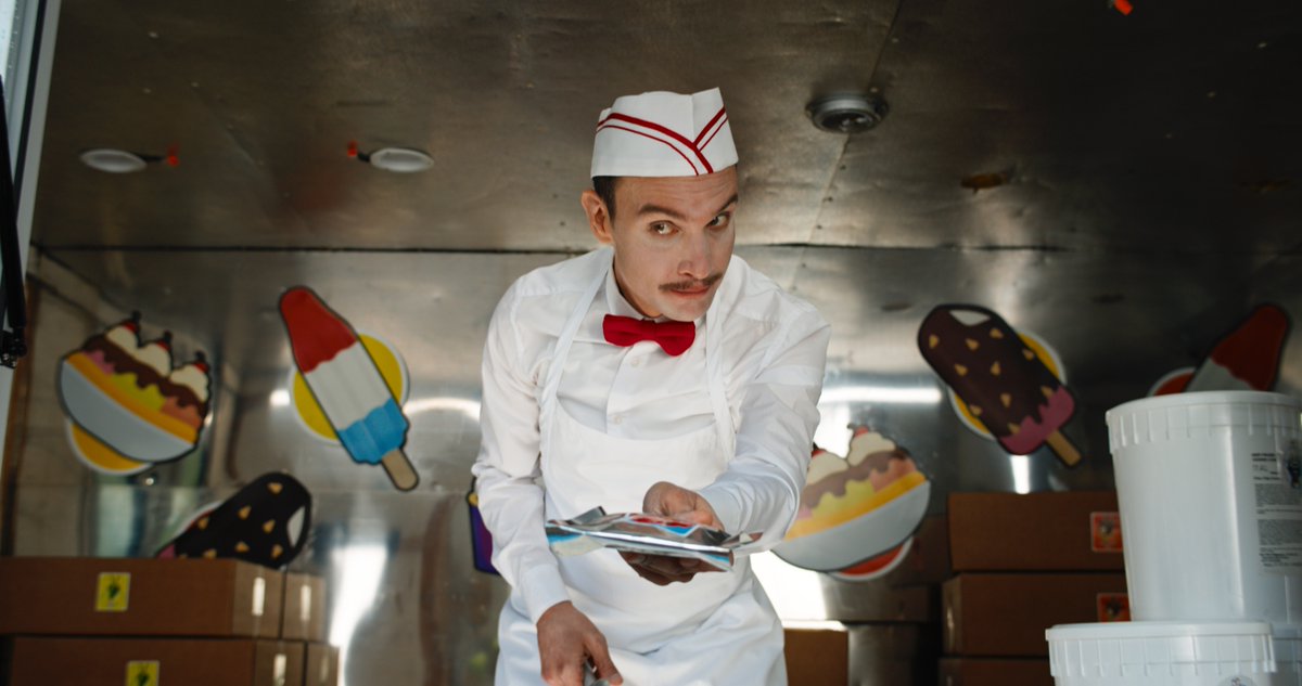 filmpunt's tweet photo. Nieuwe stills voor 'Ice Cream Man'!

Een idyllisch zomerdorp ontspoort wanneer een sinistere ijscoman kinderen traktaties geeft met bloederige gevolgen.

Vanaf 06-08-2026 in de bioscoop! https://t.co/j0q6jM3nw1