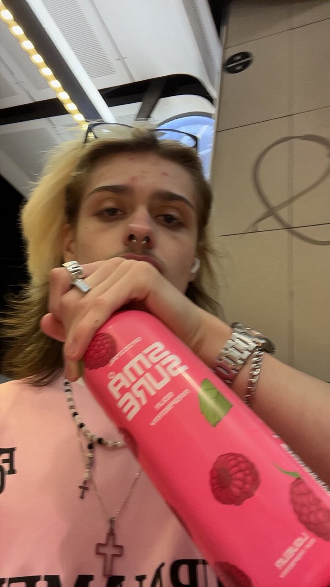 ImSobringUp's tweet photo. Oh yeah face reveal hi guys https://t.co/olIftdJB25