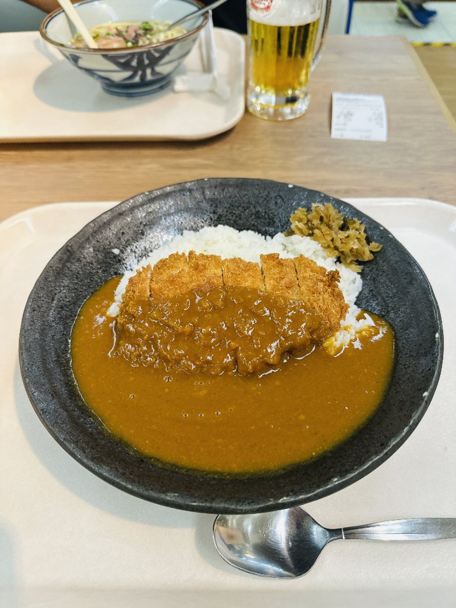 atuiham's tweet photo. 那覇空港で「最後に沖縄っぽいものを食べる」と言ったのに、カツカレーの暴力的な魅力に敗北した時の写真 https://t.co/J2yuB9DTph
