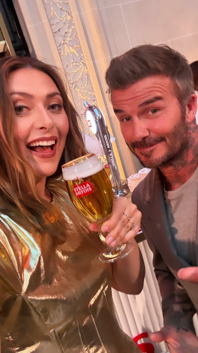 NewsSharapova's tweet photo. An evening in Paris 🇫🇷🍻 #MariaSharapova [Maria IG stories] https://t.co/ghNs845Ri0