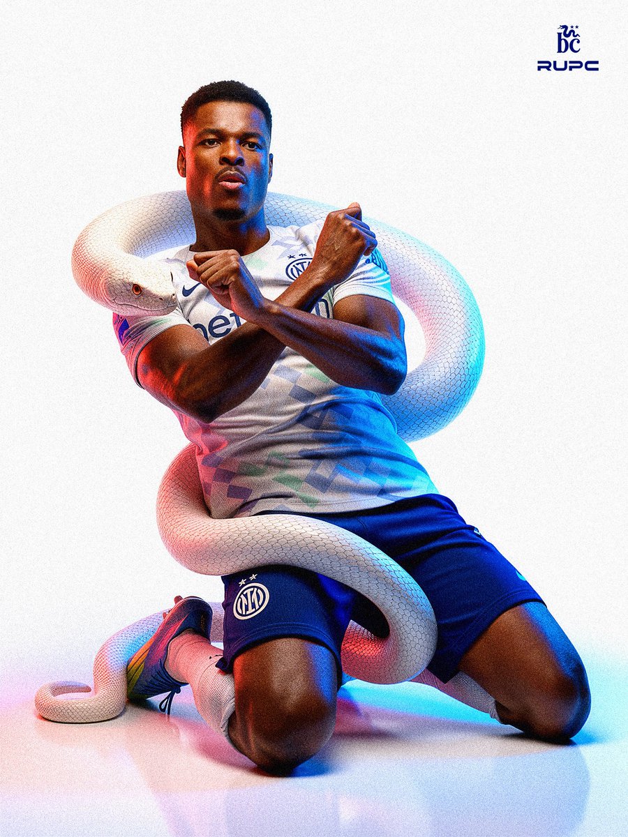 interfc's tweet photo. • شكرًا لكل شيئ للبطل دينزيل دومفريس ونأمل له التوفيق مع #ريال_مدريد 
• رجل يملك جينات إنتر ولذلك سيظل واحد منا إلى الأبد

🟦⬛️ https://t.co/rpoq9aW25n