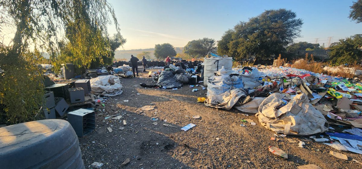 PublicSafetyMMC's tweet photo. ♦️Happening Now♦️

The City of Johannesburg, through a Joint Law Enforcement Operation at the Hill East Road, is conducting a clean-up and by-law enforcement initiative. The operation involves the JMPD and the Department of Home Affairs, targeting illegal activities and addressing environmental concerns in the area.

As part of the operation, authorities are taking action against illegal bottle-bin recyclers and clearing waste from the site. The vacant land will be secured with fencing to maintain cleanliness and prevent further illegal occupation or dumping while awaiting future development.