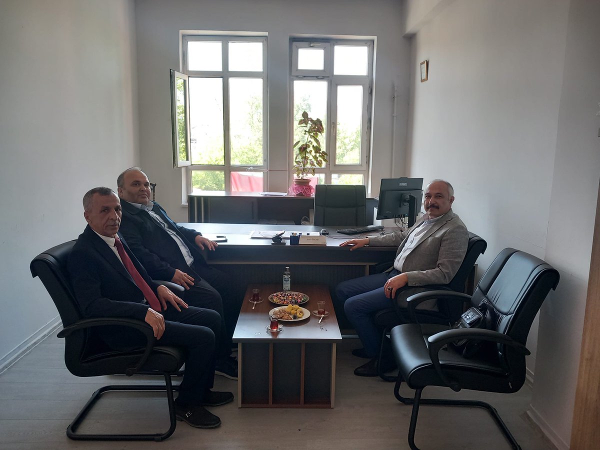 Devrek_mem's tweet photo. İlçe Milli Eğitim Müdürlüğü yöneticilerimiz, Devrek Mesleki Eğitim Merkezi Müdür Yardımcısı iken Gökçebey Mesleki Eğitim Merkezi Kurucu Müdürü olarak görevlendirilen Erol ÖZCAN'ı ziyaret ettiler, hayırlı olsun dileklerini ilettiler.

@tcmeb @ZonguldakMEM https://t.co/nPqhi6H3wf