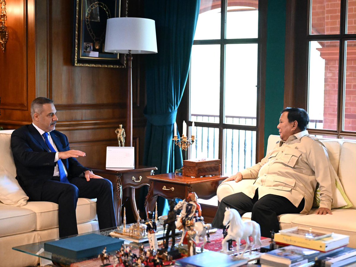 trtworld's tweet photo. Turkish Foreign Minister Hakan Fidan meets Indonesian President Prabowo Subianto in Jakarta https://t.co/PBkls8ORrq