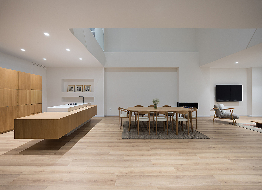 Interior_es's tweet photo. El concepto de Villa Shahrazad, diseñada por Kanisavaran Office, emerge del diálogo entre las limitaciones materiales del terreno y el deseo de crear un espacio inundado de luz y vitalidad.
-> Fotografías: Mohammad Hassan Ettefagh 
-> https://t.co/TY5JviX1Q3
-> #casasminimalistas https://t.co/tTOj6STUFZ