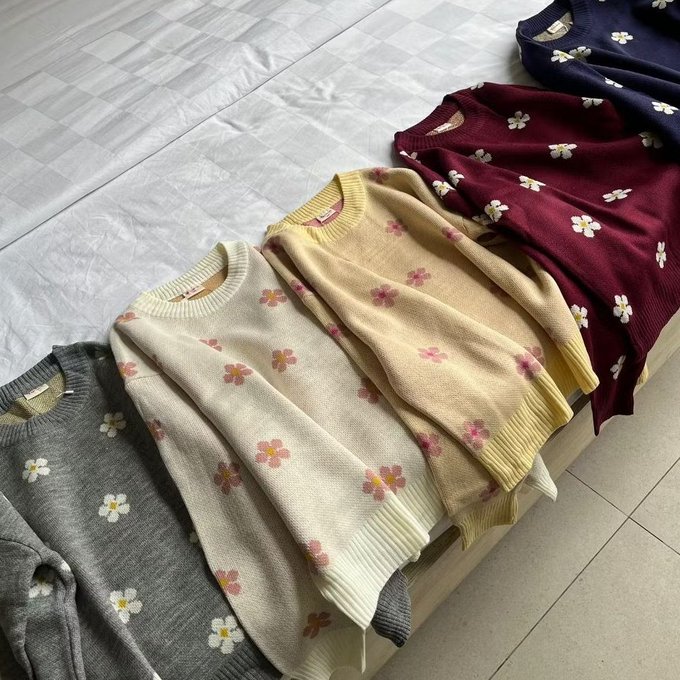 syairaasyh's tweet photo. this knitwear changed the trajectory of my wardrobe👣🧣 https://t.co/H8M1oootn8