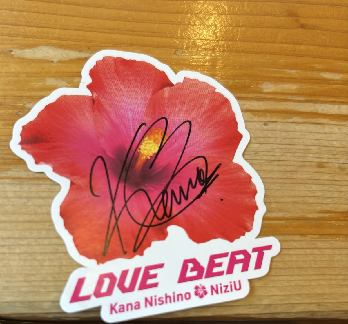kailua146's tweet photo. サイン付いてて無事今日の運使い切った！
裏返した瞬間声出たわ🥹

 #西野カナ_HEARTBEAT https://t.co/38qw6Xkgsp