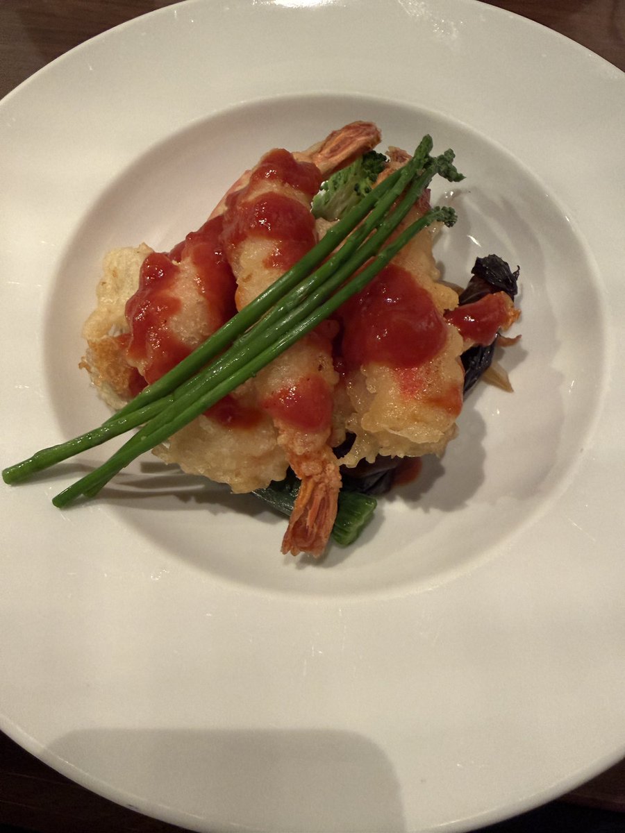 feuquiage's tweet photo. そして会社に寄ってからお昼ご飯は調布の名店へ。
いつも並んでいるけど今日は台風のためスッと入れました。
メニューは日替わりのおまかせのみでサラダとスープと魚料理とライスで1250円。今日は新玉ねぎのスープと海老のフリット。
まさに路地裏の名店。

今日もおいしかった。ごちそうさまでした。 https://t.co/GtF39zJu5o