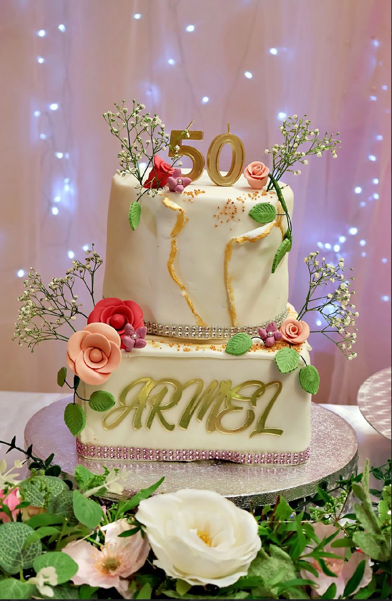 cathypfeift's tweet photo. Cakes Heaven #cakes #love https://t.co/3kBw1bbB3Z