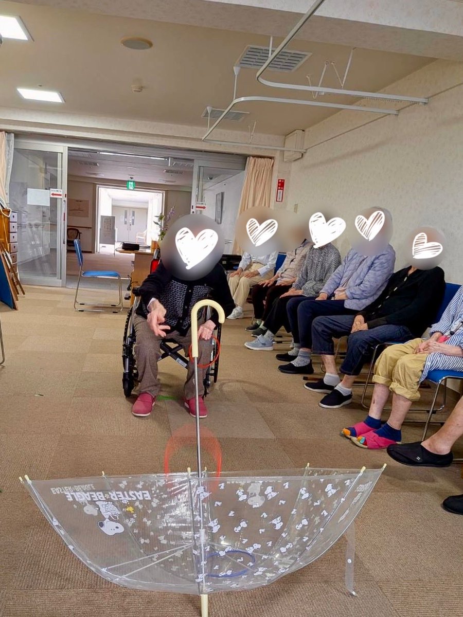 joystage8's tweet photo. 【傘で輪投げ☂️】
傘の持ち手を狙う輪投げゲームです。
簡単そうに見えて意外と難しく、集中力が試されます！

皆さま楽しく挑戦されていました😊
#レクリエーション https://t.co/RbVzB8lZI8