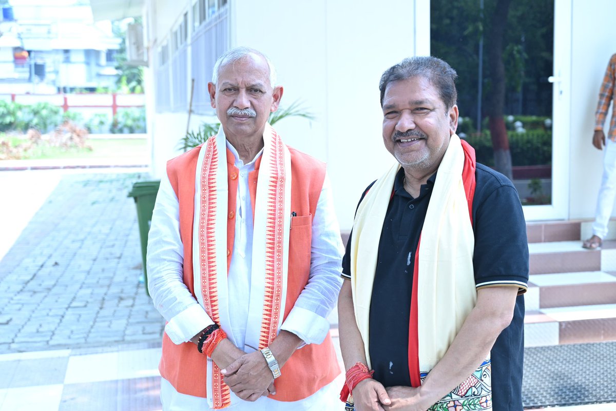 DilipJaiswalBJP's tweet photo. आज मेरे सरकारी आवास पर माननीय सांसद श्री @SIGRIWALBJP जी, मा. विधायक श्री रंजन कुमार जी, मा. विधायक श्री सिद्धार्थ पटेल जी, मा. विधायक श्री अवधेश सिंह जी, मा. विधायक मोहम्मद मुर्शिद आलम जी, मा. विधान पार्षद श्रीमती निवेदिता सिंह जी सहित विभिन्न जिलों से पधारे देवतुल्य कार्यकर्ताओं एवं शुभचिंतकों से आत्मीय एवं स्नेहिल मुलाकात हुई।

जनहित, संगठन की मजबूती एवं प्रदेश के सर्वांगीण विकास को लेकर सार्थक संवाद भी हुआ। आपके स्नेह, विश्वास एवं शुभकामनाएं सदैव जनसेवा के पथ पर समर्पण और ऊर्जा प्रदान करती हैं। आप सभी के अपार अपनत्व हेतु हृदय की गहराइयों से कोटि-कोटि धन्यवाद।

#Bjp4Bihar #Patna
@PMOIndia @narendramodi @AmitShah @AmitShahOffice @NitinNabin @blsanthosh @TawdeVinod @samrat4bjp @sanjay_saraogi @bhikhubhaidbjp @BJP4India @BJP4Bihar