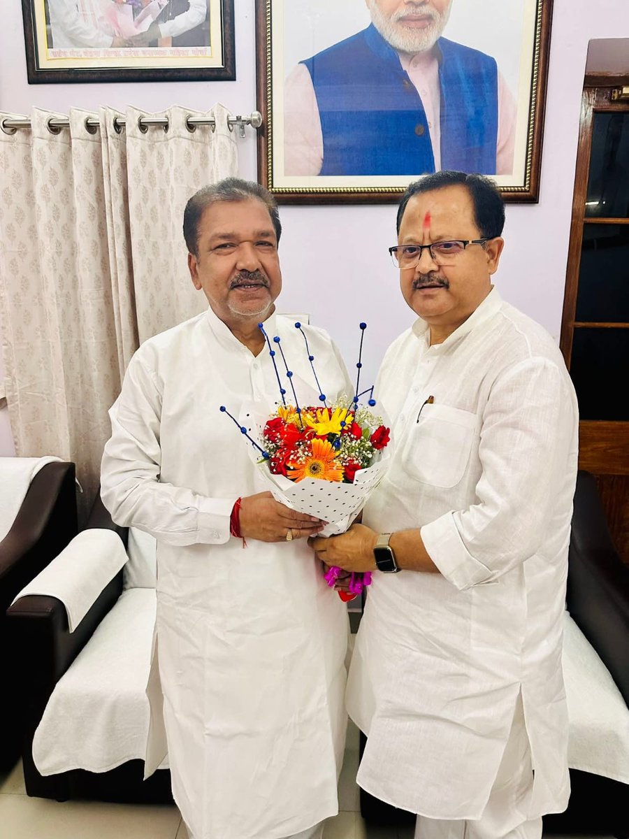DilipJaiswalBJP's tweet photo. आज मेरे सरकारी आवास पर माननीय सांसद श्री @SIGRIWALBJP जी, मा. विधायक श्री रंजन कुमार जी, मा. विधायक श्री सिद्धार्थ पटेल जी, मा. विधायक श्री अवधेश सिंह जी, मा. विधायक मोहम्मद मुर्शिद आलम जी, मा. विधान पार्षद श्रीमती निवेदिता सिंह जी सहित विभिन्न जिलों से पधारे देवतुल्य कार्यकर्ताओं एवं शुभचिंतकों से आत्मीय एवं स्नेहिल मुलाकात हुई।

जनहित, संगठन की मजबूती एवं प्रदेश के सर्वांगीण विकास को लेकर सार्थक संवाद भी हुआ। आपके स्नेह, विश्वास एवं शुभकामनाएं सदैव जनसेवा के पथ पर समर्पण और ऊर्जा प्रदान करती हैं। आप सभी के अपार अपनत्व हेतु हृदय की गहराइयों से कोटि-कोटि धन्यवाद।

#Bjp4Bihar #Patna
@PMOIndia @narendramodi @AmitShah @AmitShahOffice @NitinNabin @blsanthosh @TawdeVinod @samrat4bjp @sanjay_saraogi @bhikhubhaidbjp @BJP4India @BJP4Bihar