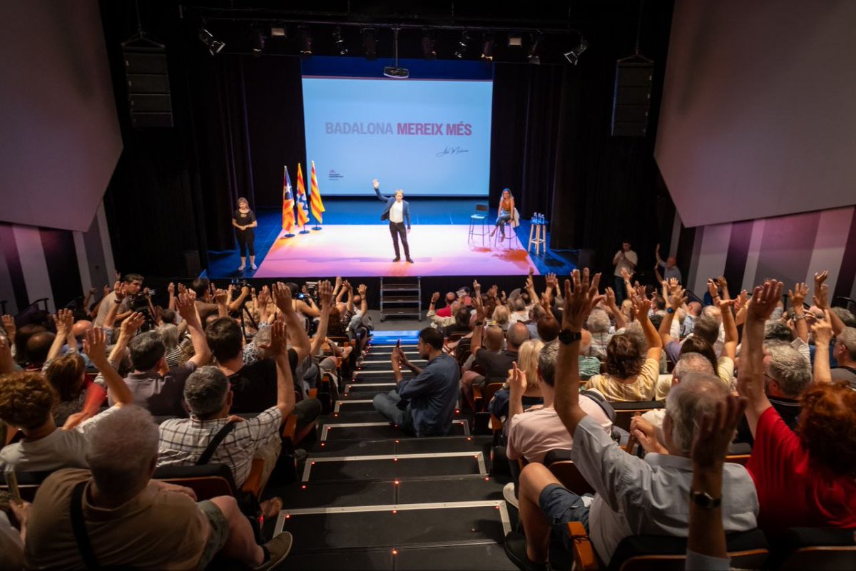 alex_montornes's tweet photo. Tenim un somni, un somni que és noble, un somni que és just, un somni pel qual val la pena lluitar, un somni que diu que una altra #Badalona és possible.

Convençuts i convençudes q #BadalonaMereixMés!

Moltes gràcies a tothom que ahir vau voler-nos escoltar

📷 @lorenzoarboleda https://t.co/ifXvFUGLWZ