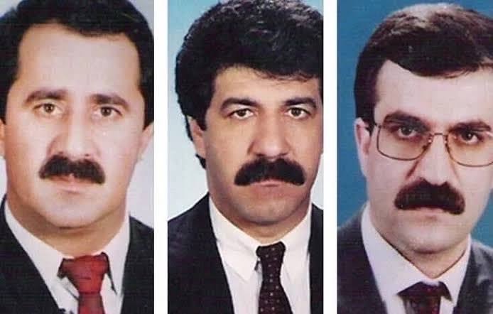 DEMGenelMerkezi's tweet photo. 3 Haziran 1994'te kaçırılarak katledilen Savaş Buldan, Hacı Karay ve Adnan Yıldırım’ı aramızdan koparılışlarının 32. yılında saygı ve özlemle anıyoruz. 

Failler belli, adalet arayışımız ise ilk günden itibaren sürüyor. Kalıcı ve samimi bir barış için, ortak gelecek düşü için geçmişle yüzleşilmeli, hakikatler açığa çıkarılmalıdır. 

Di salvegera qetilkirina wan de em Savaş Buldan, Haci Karay û Adnan Yildirim bi rêzdarî bi bîr tînin. 

Aqubeta van windahiyan û gelekên wek wan hîn jî nehatiye ronîkirin, ruhê wan negihîştiye aramiyê. Ji bo aştiyeke rasteqîne divê hesabê rabirdûyê bê dîtin, aqubeta windayan bê zelalkirin.