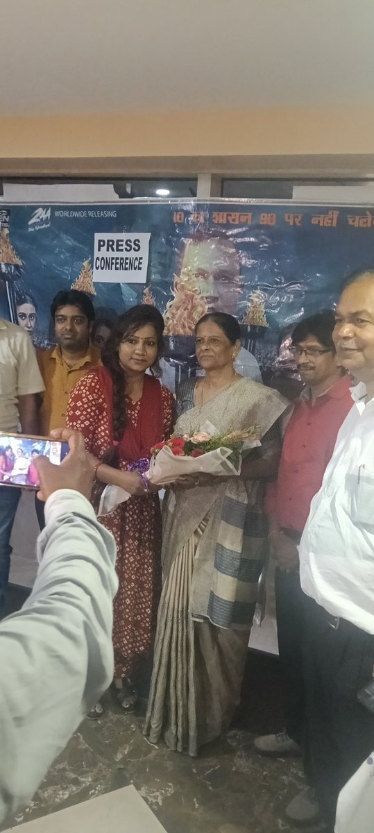 madhusinghkush's tweet photo. 🎬 रांची के सुजाता सिनेमा में The Indian Lenin: Babu Jagdeo के प्रचार कार्यक्रम में अमर शहीद बाबू जगदेव प्रसाद की पुत्री मधु सिंह कुशवाहा एवं उनके नाती पियूष कुमार शामिल हुए। सामाजिक न्याय की प्रेरक गाथा पर आधारित यह फिल्म दर्शकों का ध्यान आकर्षित कर रही है।

#TheIndianLenin https://t.co/nYWPrJa3h5