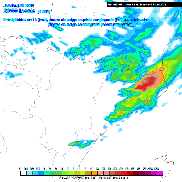 P4Estacions's tweet photo. Demà torna la inestabilitat generalitzada ⛈️

Amb l'arribada d'un front, tindrem una tarda acompanyada de tempestes que poden ser molt intenses especialment al nord-est. Arribaran també fins a la costa.

Poden deixar acumulats importants en poca estona i anar acompanyades de fenòmens de temps violent ⚠️