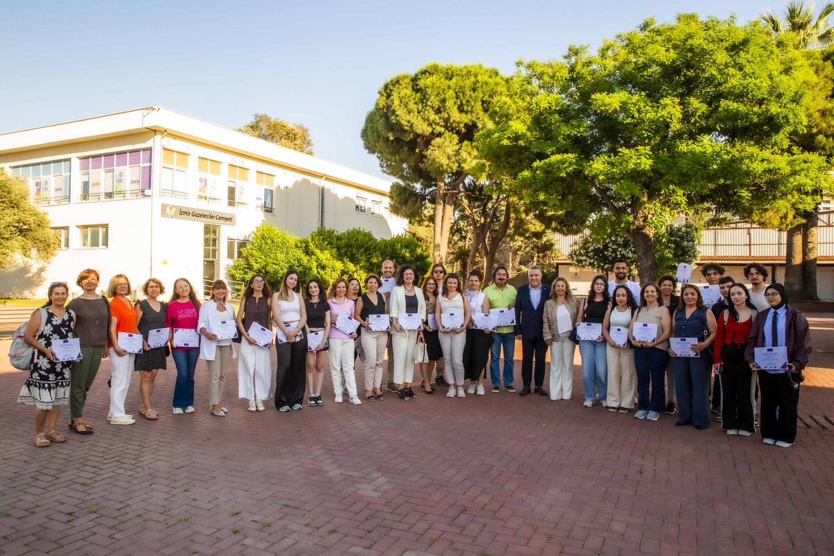 igcizmir's tweet photo. İGC EĞİTİMLERİ DOLU DİZGİN

GAZETECİLER SERTİFİKALARINA KAVUŞTU

İzmir Gazeteciler Cemiyeti’nin, Türkiye Gazeteciler Sendikası ve Gazeteciler Cemiyeti ile birlikte yürüttüğü ‘Medya Özgürlüğüne Destek - Güçlü Dayanışma Özgür Medya’ Avrupa Birliği Projesi’nin Şubat-Nisan 2026++ https://t.co/yQeBpeqDkU