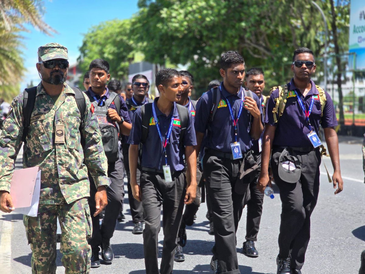 MMuizzu's tweet photo. އަމިއްލަ ނަފުސަށް އިތުބާރުކުރާ، ޢަޤީދާ ވަރުގަދަ، ރޫޙާނީ އަދި ޖިސްމާނީ ގޮތުން ދުޅަހެޔޮ، ޤައުމިއްޔަތަށް ލޯބިކުރާ، ޒިންމާދާރު،  ރައްޔިތެއް ބިނާކުރުމަށް ސަރުކާރުން ފަށާފައިވާ ދިވެހި ވަޠަނީ ޚިދުމަތުގެ ތަމްރީނުގެ ދެވަނަ ބެޗް ފުރިހަމަ ކުރި ޒުވާނުންގެ ތެރެއިން، ދިވެހި ވަޠަނީ ޚިދުމަތުގެ ފަންނީ ތަމްރީނުގައި ބައިވެރިވުމަށް ކުރިމަތިލި ބައިވެރިން ބ. ކިހާދޫގައި ޤާއިމު ކޮށްފައިވާ އެމް.އެން.ޑީ.އެފްގެ ސްކޫލް އޮފް އިންޖިނިއަރިން އެންޑް ލޮޖިސްޓިކްސް އަށް މިއަދުވަނީ ފުރާފައި. ރާއްޖޭގެ 17 އަތޮޅެއްގެ 50 ރަށަކަށް ނިސްބަތްވާ، 16 އަހަރާއި 19 އަހަރާއި ދެމެދުގެ 77 ޒުވާނުން ބައިވެރިވާ މި ތަމްރީނުގައި ތަފާތު 6 ފަންނީ ދާއިރާތަކުން ތަމްރީނު ފުރިހަމަކުރުމުގެ ފުރުޞަތުލިބިގެން ދާނެ.