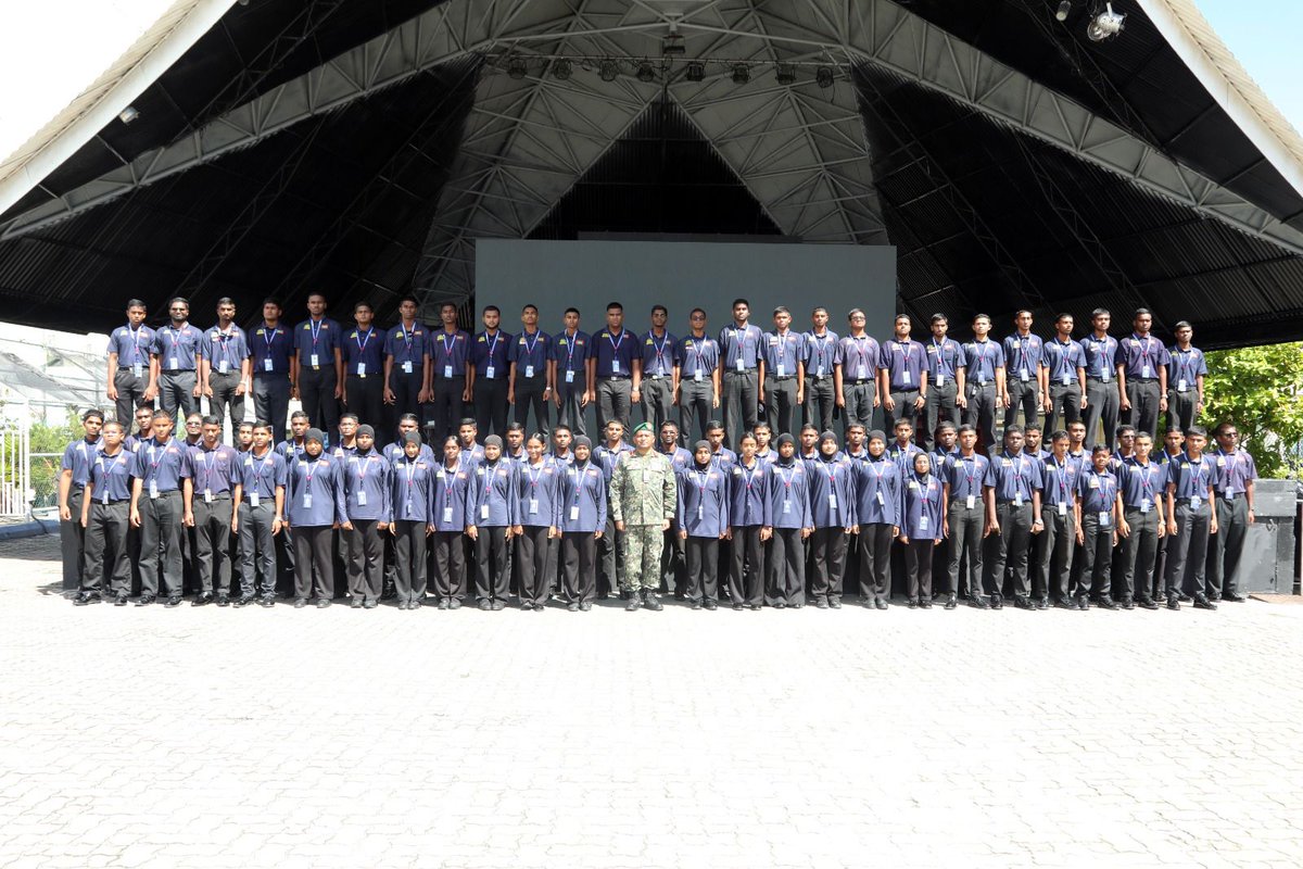 MMuizzu's tweet photo. އަމިއްލަ ނަފުސަށް އިތުބާރުކުރާ، ޢަޤީދާ ވަރުގަދަ، ރޫޙާނީ އަދި ޖިސްމާނީ ގޮތުން ދުޅަހެޔޮ، ޤައުމިއްޔަތަށް ލޯބިކުރާ، ޒިންމާދާރު،  ރައްޔިތެއް ބިނާކުރުމަށް ސަރުކާރުން ފަށާފައިވާ ދިވެހި ވަޠަނީ ޚިދުމަތުގެ ތަމްރީނުގެ ދެވަނަ ބެޗް ފުރިހަމަ ކުރި ޒުވާނުންގެ ތެރެއިން، ދިވެހި ވަޠަނީ ޚިދުމަތުގެ ފަންނީ ތަމްރީނުގައި ބައިވެރިވުމަށް ކުރިމަތިލި ބައިވެރިން ބ. ކިހާދޫގައި ޤާއިމު ކޮށްފައިވާ އެމް.އެން.ޑީ.އެފްގެ ސްކޫލް އޮފް އިންޖިނިއަރިން އެންޑް ލޮޖިސްޓިކްސް އަށް މިއަދުވަނީ ފުރާފައި. ރާއްޖޭގެ 17 އަތޮޅެއްގެ 50 ރަށަކަށް ނިސްބަތްވާ، 16 އަހަރާއި 19 އަހަރާއި ދެމެދުގެ 77 ޒުވާނުން ބައިވެރިވާ މި ތަމްރީނުގައި ތަފާތު 6 ފަންނީ ދާއިރާތަކުން ތަމްރީނު ފުރިހަމަކުރުމުގެ ފުރުޞަތުލިބިގެން ދާނެ.