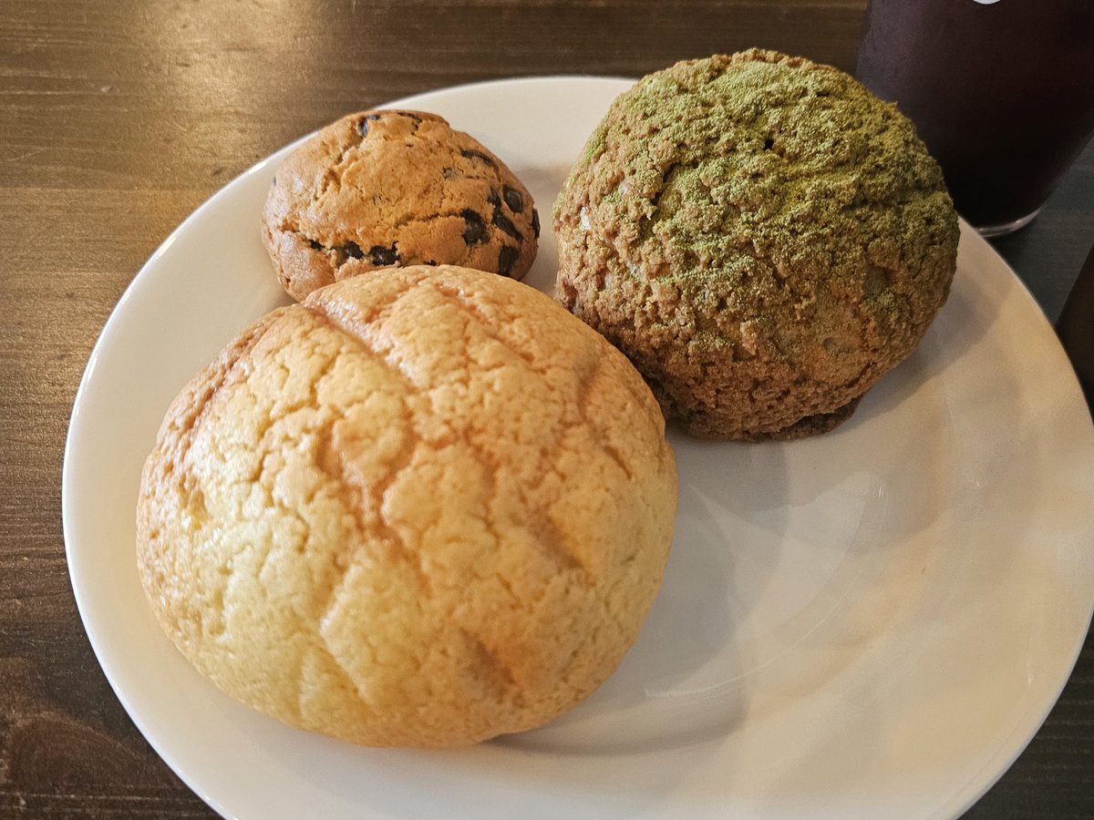 table_b5ki0's tweet photo. 🚩 카페공명 홍대점
말차 비스킷슈, 메론빵 + 서비스쿠키.

비스킷슈 미친놈... 다른 맛도 있었는데 종류별로 먹어볼걸 후회됨 https://t.co/GOMaXBgPik