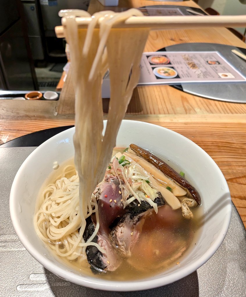 yicros501's tweet photo. 藁焼き初鰹のたたきの冷製RAMEN(麺大盛)@ CRAFT RAMEN 阿吽

藁焼きの初鰹のたたきは周りは香ばしくて身は引き締まっていて美味い。細麺はツルシコとした食感ですすり心地も良くて冷たい塩スープは出汁感あってスッキリしてる。

薬味の茗荷やナスも夏らしく良いアクセントに。今後の限定も楽しみだ。 https://t.co/5QuLRpqVAW