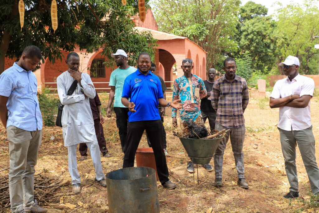 IFDCGlobal's tweet photo. In April, the #SoilValuesProgram held a training in #Mali that helped equip young people with practical agribusiness and organic fertilizer production skills to strengthen their livelihoods.
Hear from the attendees: https://t.co/LpCHGjzz6O
#Entrepreneurship #Youth https://t.co/7gOhAU6caD