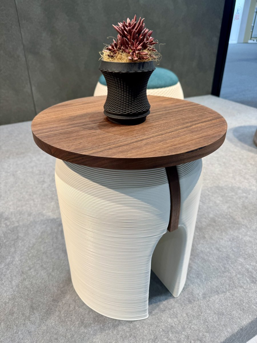 unosuke's tweet photo. 弊社の大型3DプリンターEXF-12のお客様の前田技研さんのブランドfuubiのブースに立ち寄った。新作の卵殻がブレンドされた材料を使った白い家具の完成度は物凄い高品質でびっくり！3Dプリンターメーカーとしてとても嬉しい。ぜひ会場でご覧ください。
#オルガテック東京 https://t.co/8PfTbxGi0x