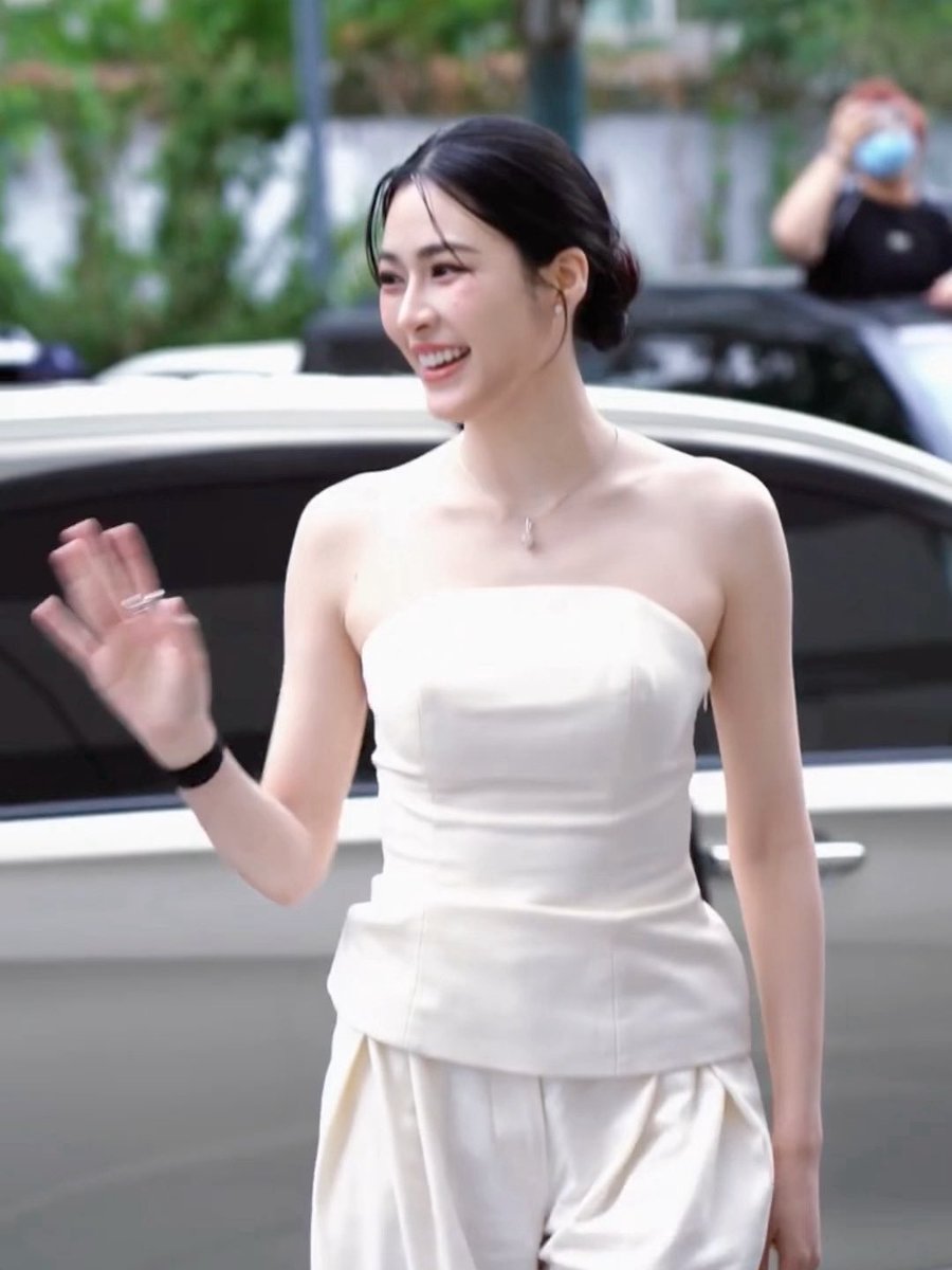 sthaftxrthxrain's tweet photo. พี่คนสวย สวยมากจริงๆ คนอะไรลงรถยังสวย

LING PRESENTER OF CLINIQUE
#CLINIQUExLinglingInBeijing https://t.co/n2GfXf1eQT