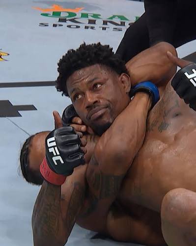 KickoutLive's tweet photo. Il est tôt mais j’ai une question pour nos amateurs de MMA parmis nos abonnés,

Parmis ceux que vous avez déjà vu combattre dans la cage, qui est pour vous, le ou la combattant(e) avec le Fight IQ le plus négatif ? 

Message du CM 1 : La question ne se pose même pas, Michael Chandler est en vie 🤷🏽‍♂️
